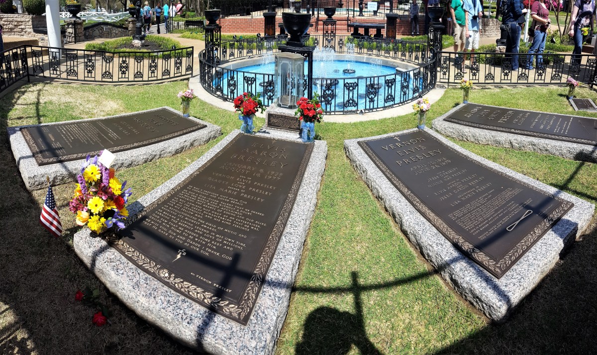 Graceland graves.jpg
