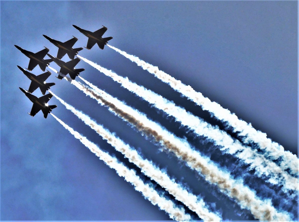 Blu Angel formation contrails
