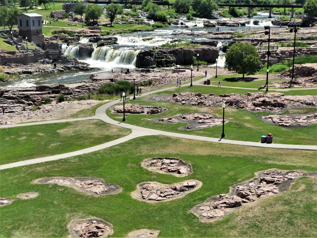 Sioux Falls Falls Park trail.jpg