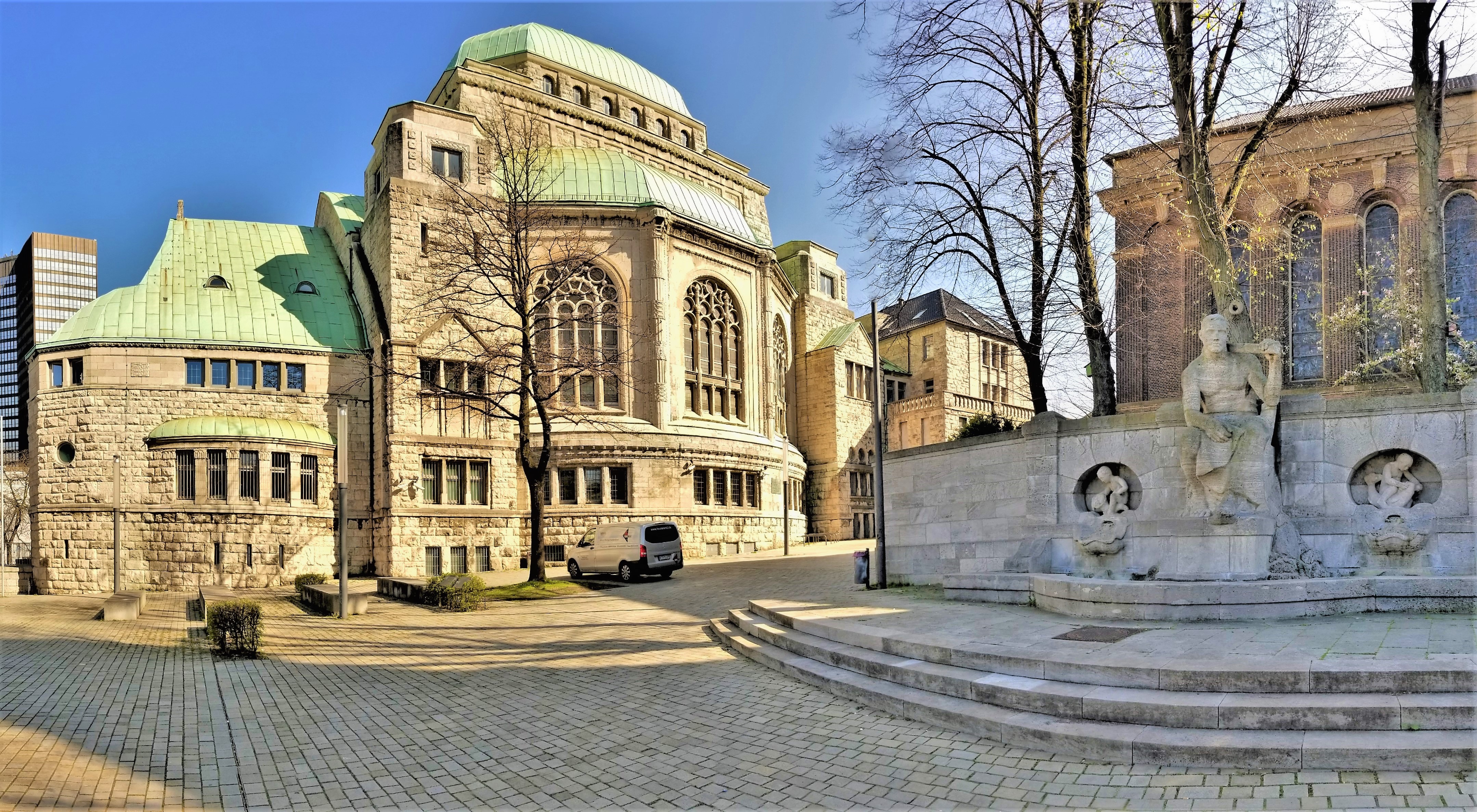 Alte shul plaza (2)