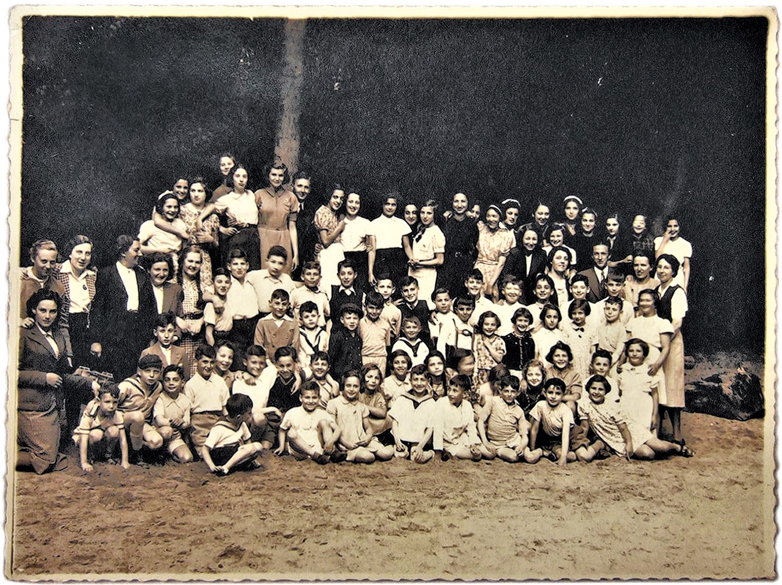 De-Burgerweeshuiskinderen-voor-mei-1940.-Foto-NIOD (2)