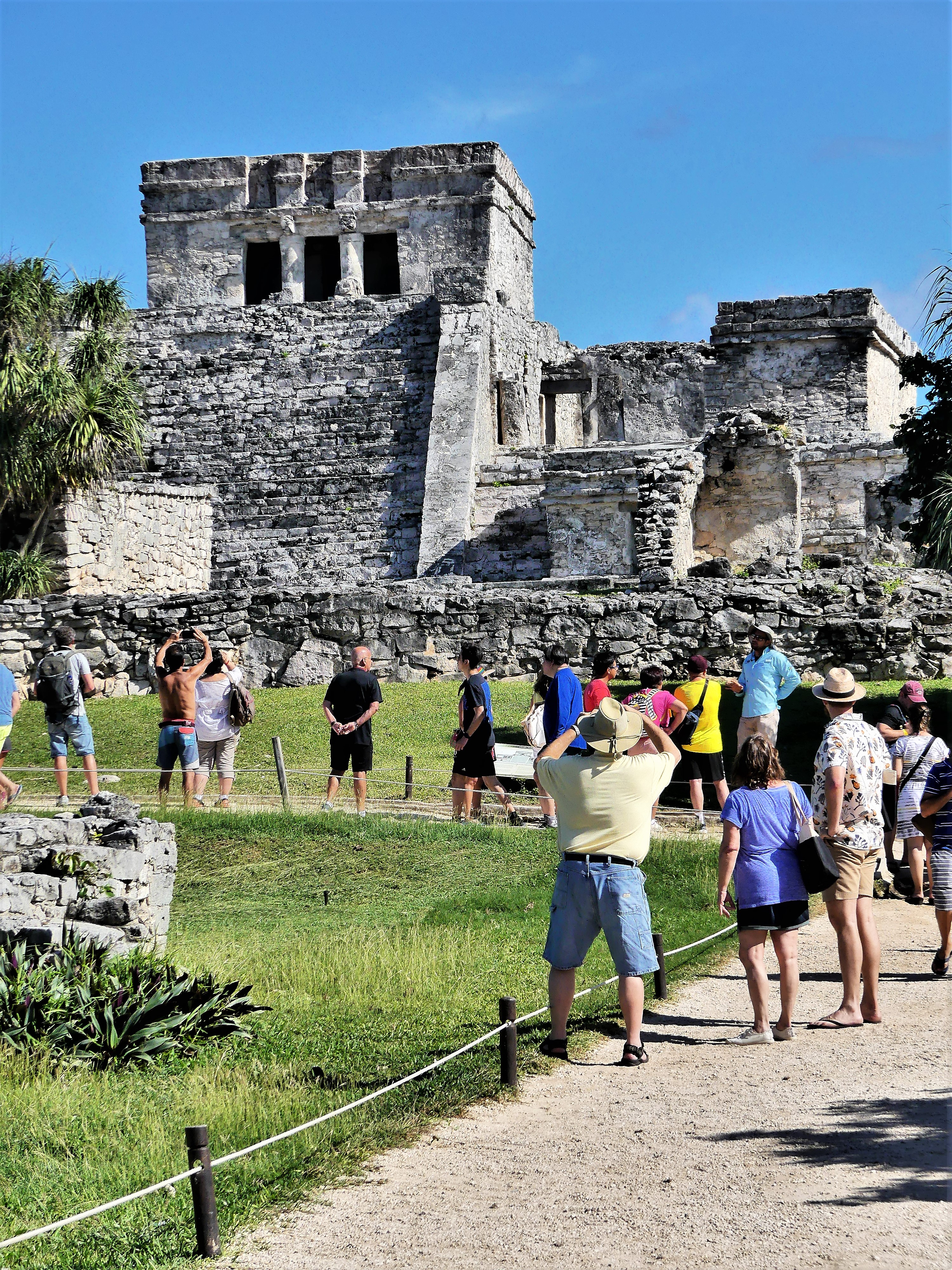 castillo and tourists